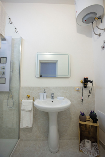 Bathroom 3, SALUTAMU, Trapani