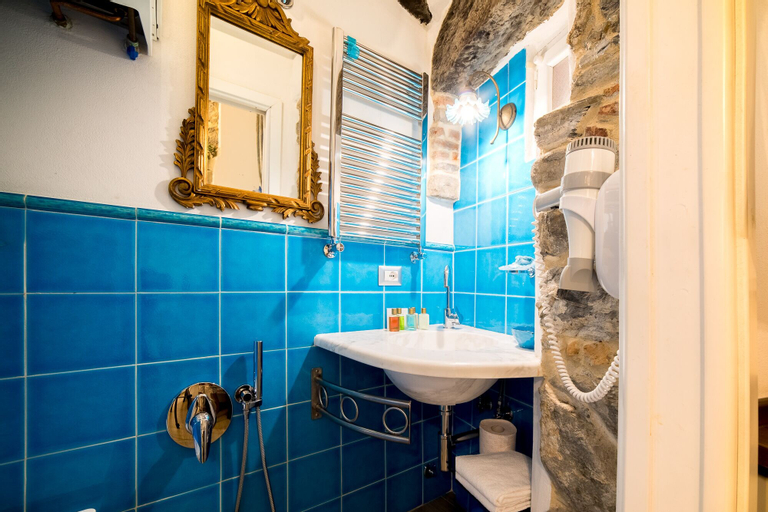 Bathroom 4