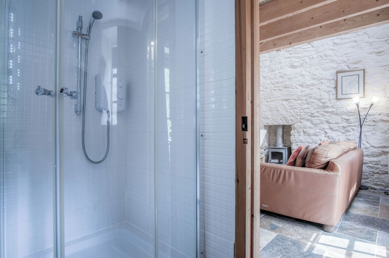 Bathroom 4, The Apple Store - 1 Bedroom Cottage - St Ishmael's, Pembrokeshire