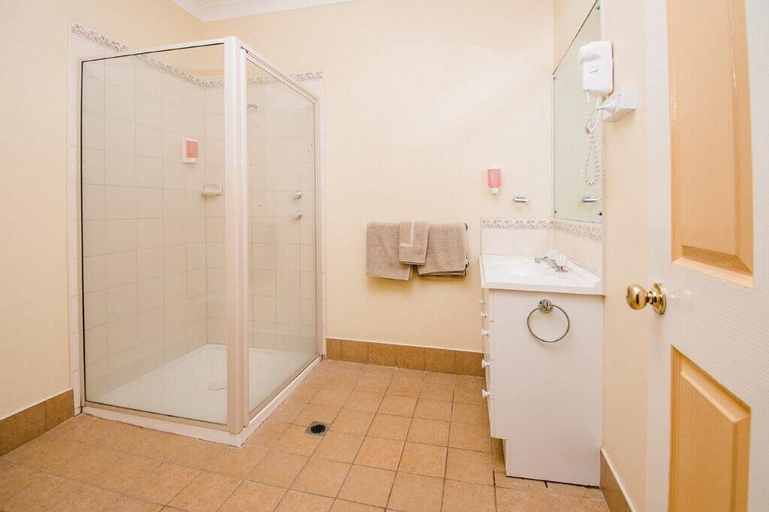 Bathroom 3, Daydream Motel and Apartments, Broken Hill