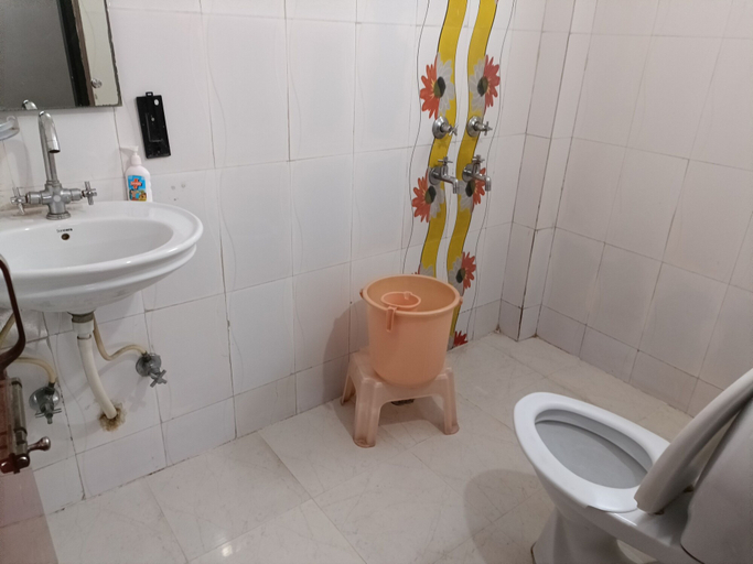 Bathroom 4, Hotel Su Shree Continental, Delhi