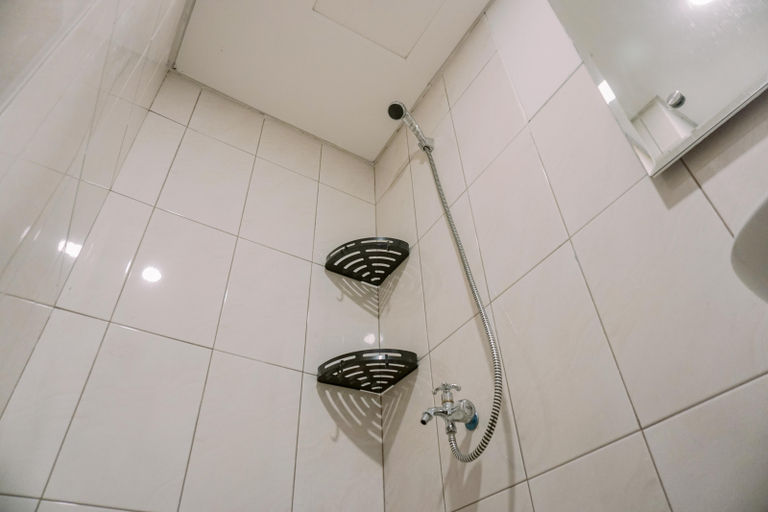 Bathroom 5, Homey and Warm Studio Amazana Serpong Apartment By Travelio, Tangerang Selatan