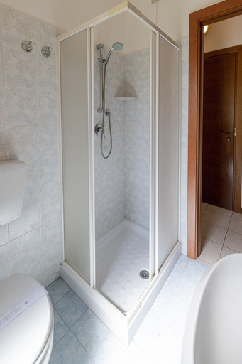 Bathroom 4, Villa Rosy, Lucca