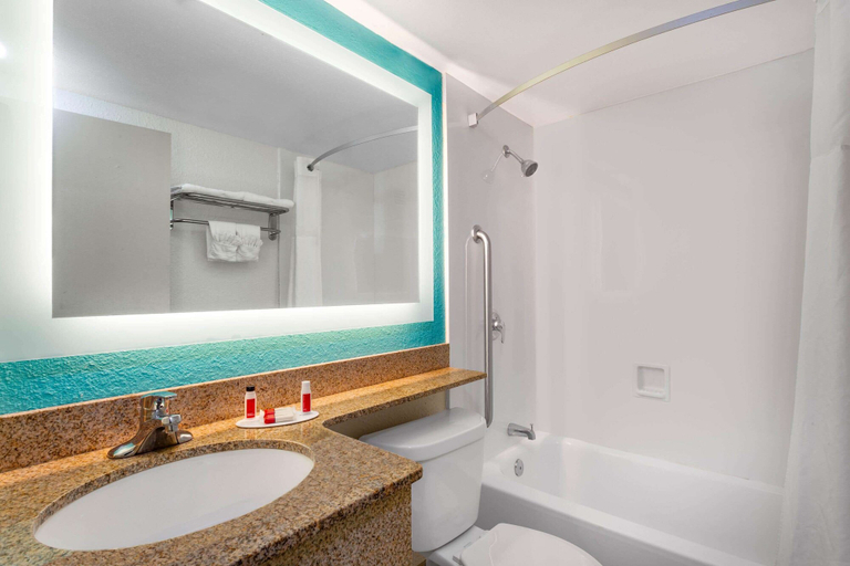 Bathroom 4, Howard Johnson by Wyndham Bangor, Penobscot