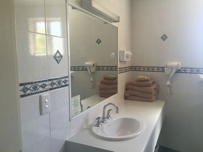 Bathroom 5, Abel Tasman Motor Inn, Dubbo - Pt A