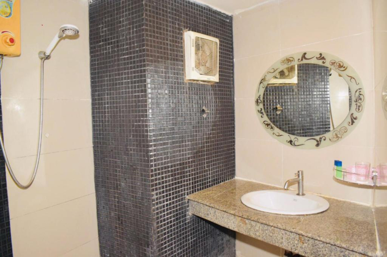 Bathroom 4, Royal Express Inn Sukhumvit Bangkok, Khlong Toey