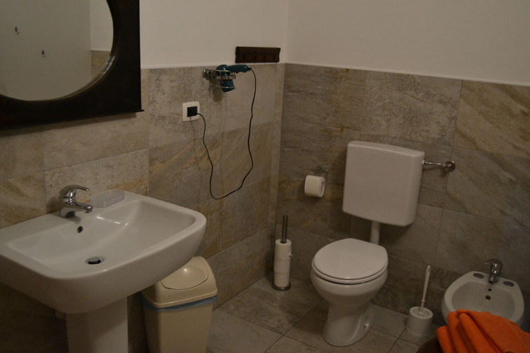 Bathroom 5, Joie de Vivre, Savona