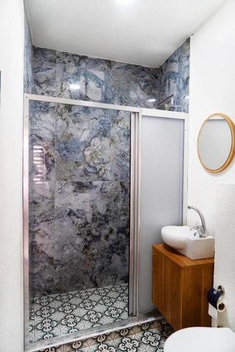 Bathroom 5, The Havana Residence, Beyoğlu