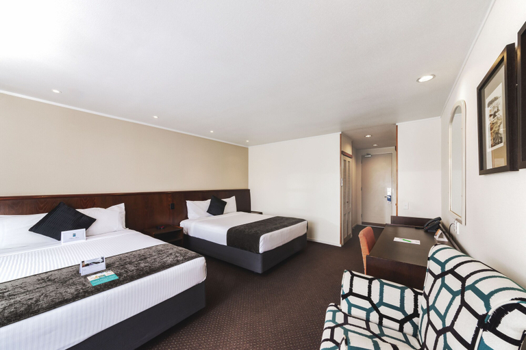 Bedroom 2, Quality Hotel Lincoln Green, Waitakere