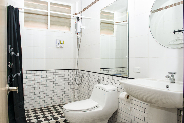 Bathroom 5, I Rich Residence, Don Muang