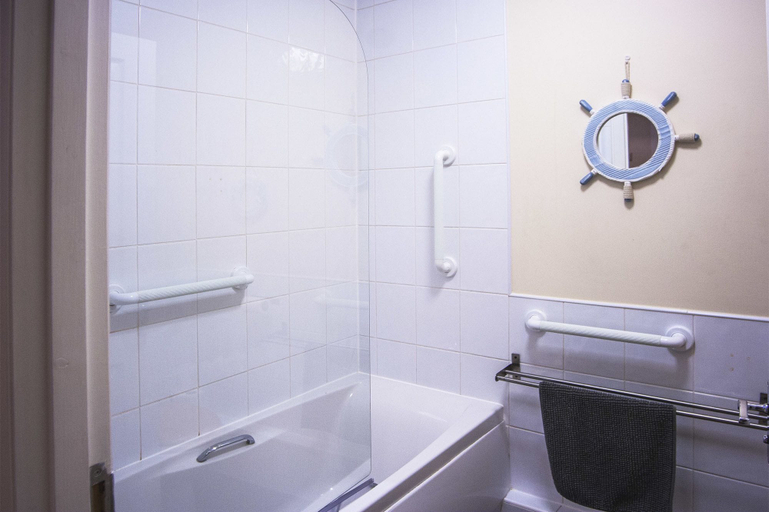 Bathroom 4, 6 Varis Apartments, Moray