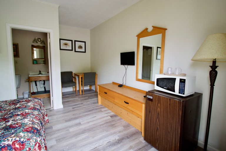 Bedroom 3, Oakdell Motel, New London