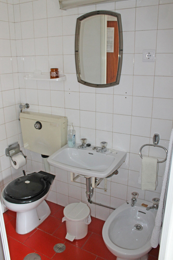 Bathroom 4, Pensão França, Porto