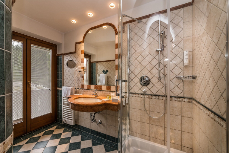 Bathroom 5, Romantik Hotel Santer, Bolzano