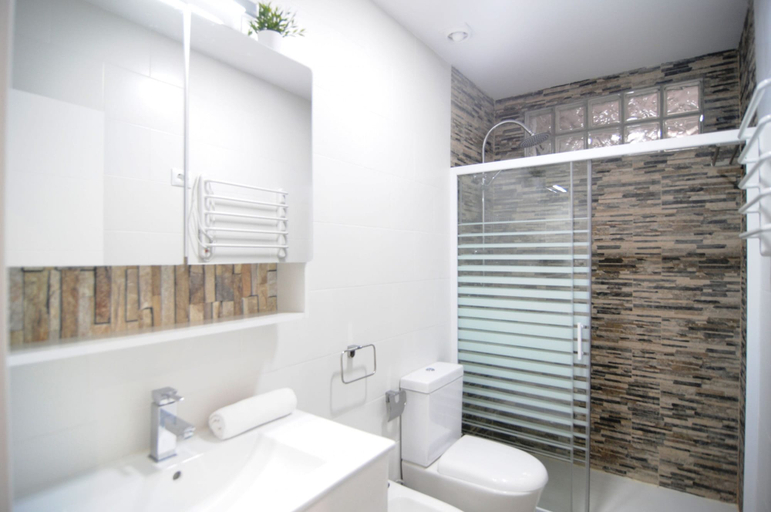 Bathroom 4, HomeHolidaysRentals  Maritim V, Barcelona