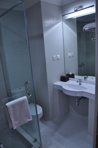 Bathroom 5, Dermaga Keluarga Hotel Wirobrajan, Yogyakarta
