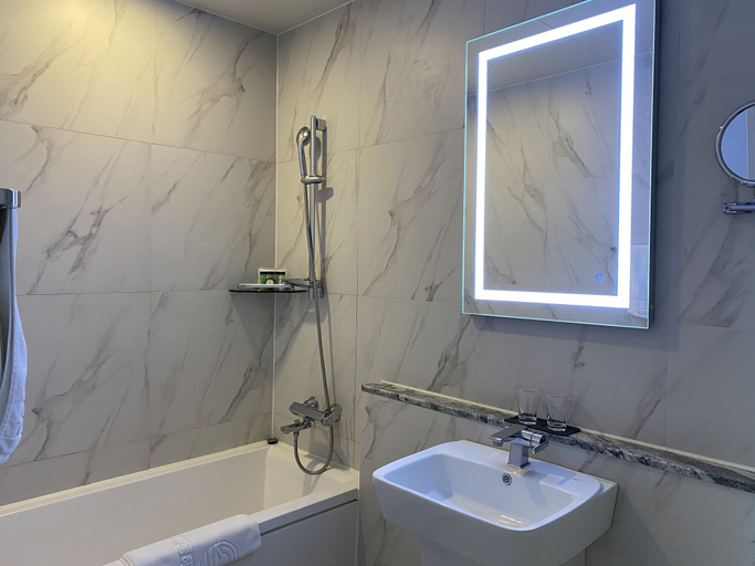 Bathroom 4, New Donghae Hotel, Donghae