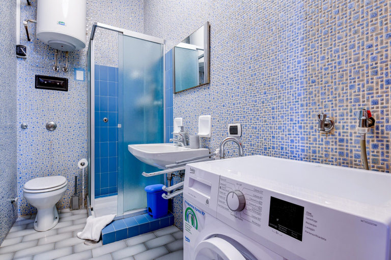 Bathroom 3, Desenzanoloft – Blue Eyes, Brescia