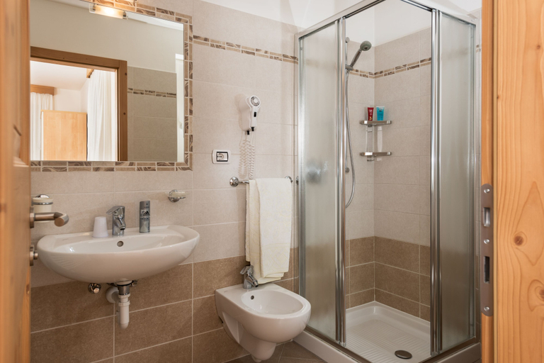 Bathroom 5, Hotel Garnì Ciamorc, Trento