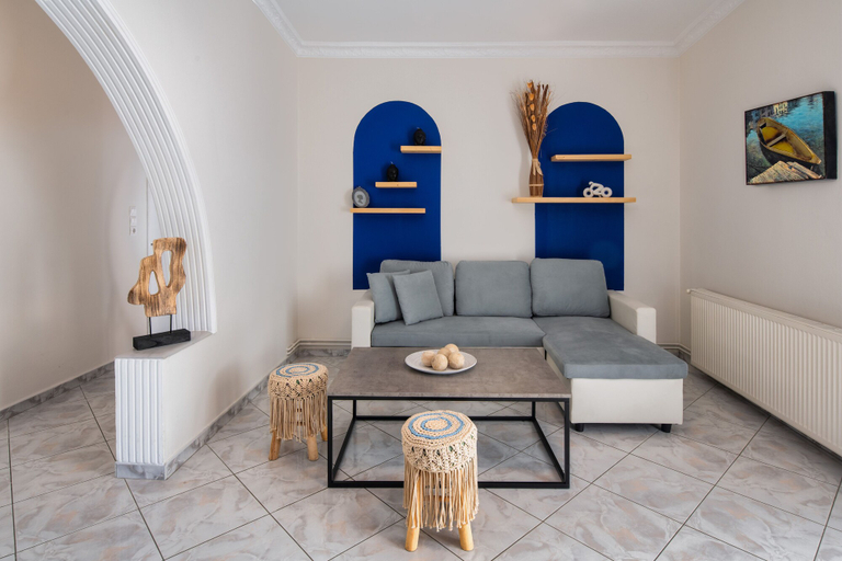 Living area 3, Downton Fira 2-bed Apt, Sleeps 6, Pet Friendly, South Aegean