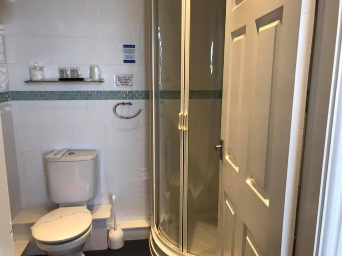 Bathroom 3, Raffles Hotel, Blackpool