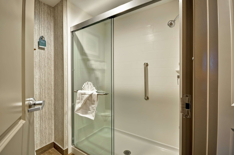 Bathroom 5, Homewood Suites by Hilton Cincinnati/West Chester, Butler
