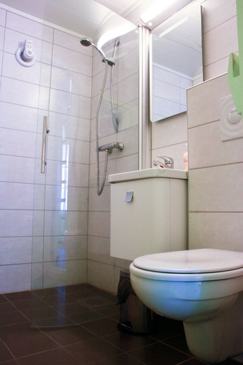 Bathroom 3, Lofoten Hostel, Vestvågøy