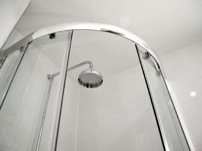 Bathroom 5, The Royal George Hotel, Birmingham