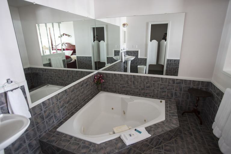 Bathroom 3, Cottonwood Inn, Fulton