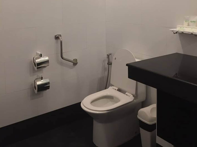 Bathroom 4, Bohol Tropics Resort, Tagbilaran City