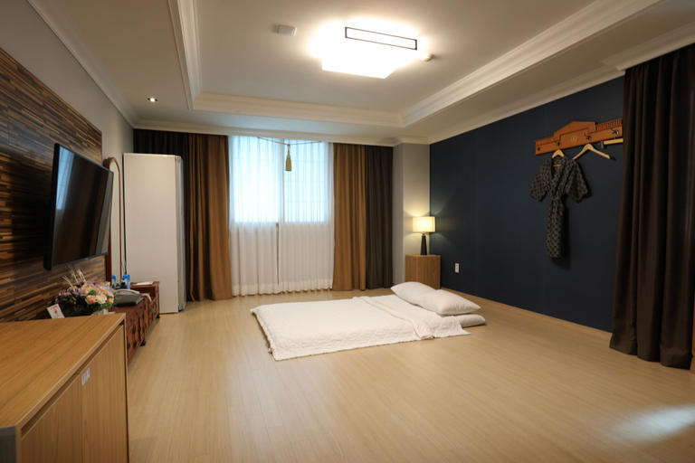 Bedroom 4, Empire Tourist Hotel, Jangseong