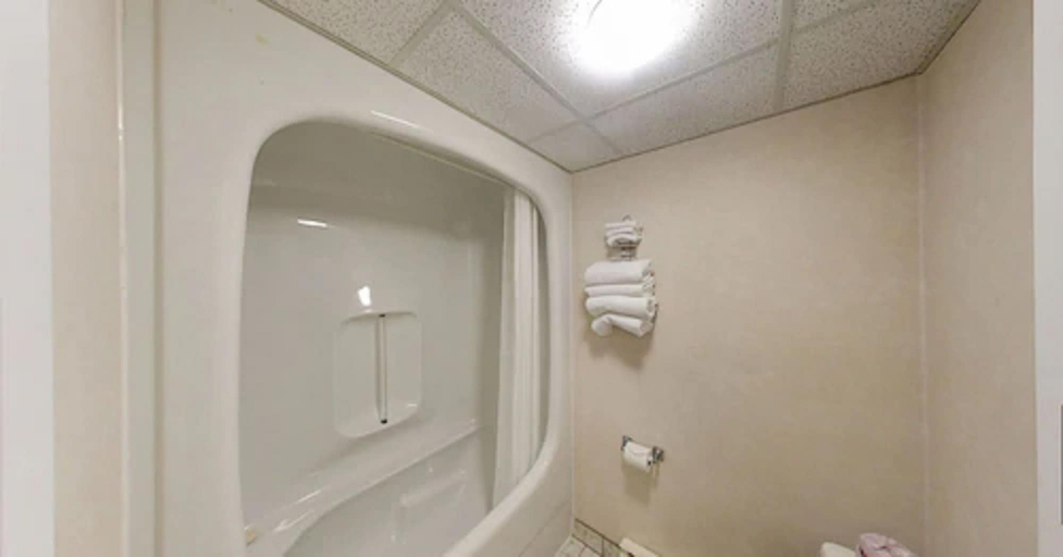 Bathroom 3, Kings Inn Near The Falls, Niagara