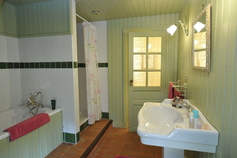 Bathroom 3, Le Moulin de Labique, Lot-et-Garonne