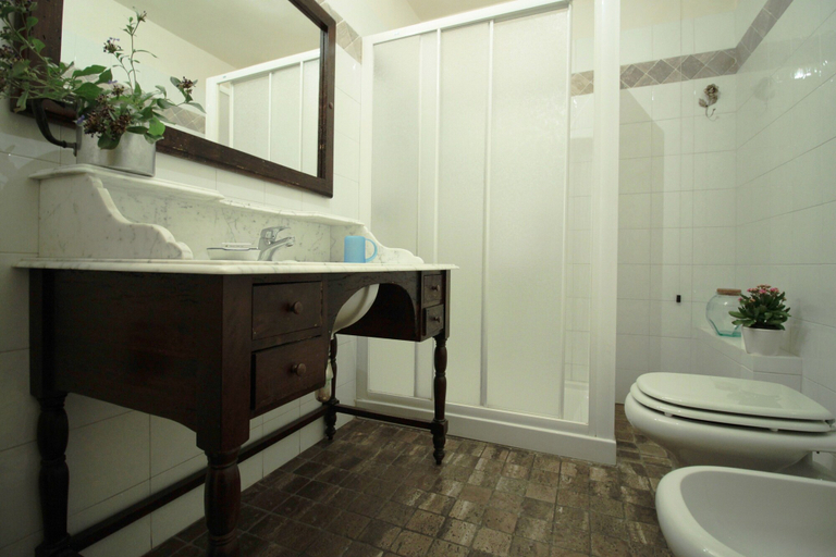 Bathroom 4, Domus Giorgio Authentic 1600's apt with Stunning Garden and Rooftop, Florence