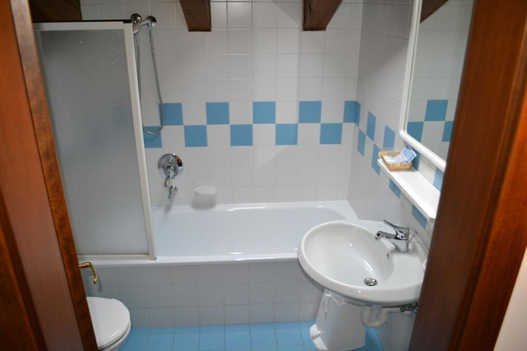 Bathroom 3, Hotel Binelli, Trento
