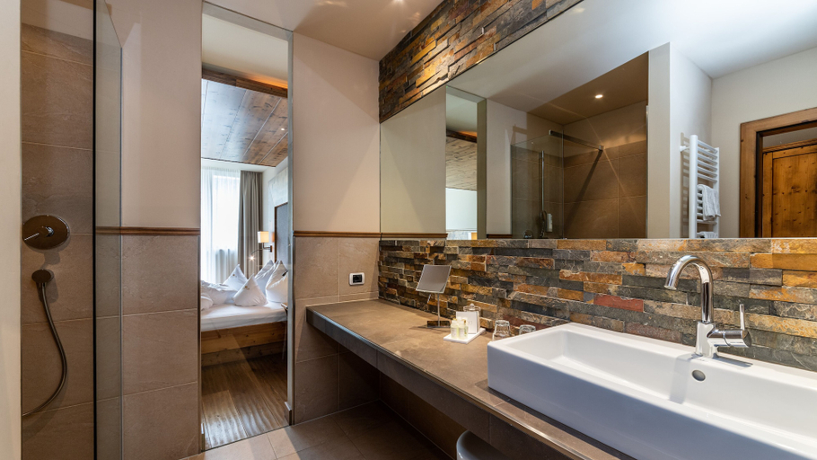 Bathroom 5, Romantik Hotel Santer, Bolzano