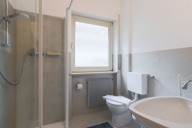 Bathroom 5, Gasthof Salurn, Bolzano