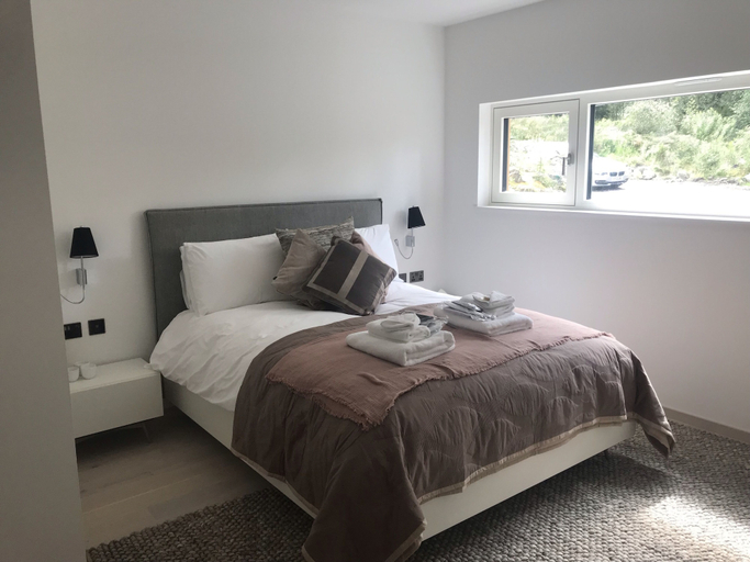 Bedroom 3, Red Stag With Stunning Loch and Waterfall View, Stirling