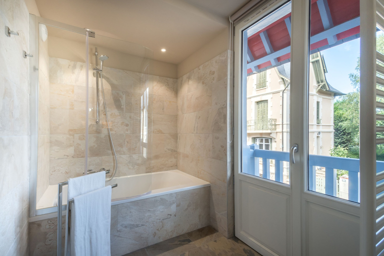 Bathroom 5, Villa Odette, Calvados