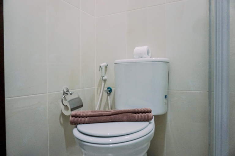 Bathroom 5, Best Deal and Comfortable 2BR Asatti Apartment By Travelio, South Tangerang