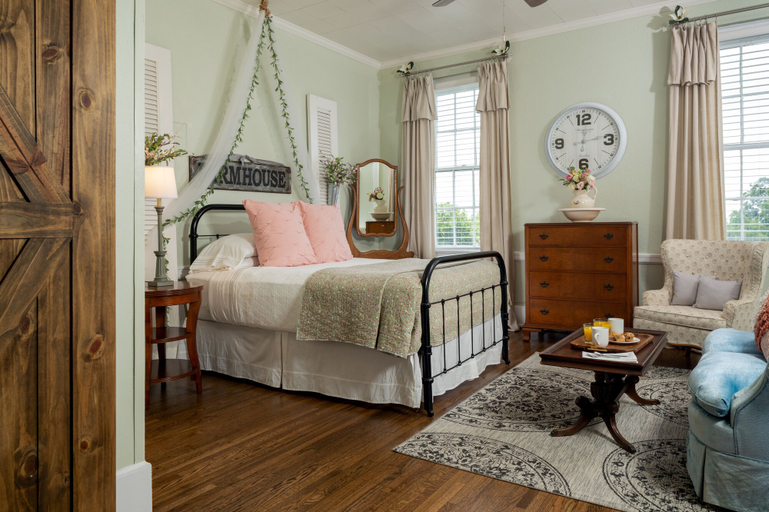 Bedroom 2, Magnolia Manor and Chapel, Gibson