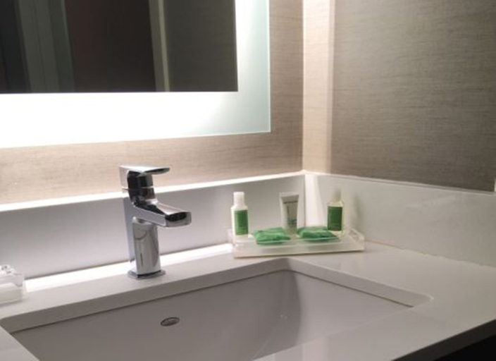 Bathroom 2, Holiday Inn MANCHESTER AIRPORT by IHG, Hillsborough