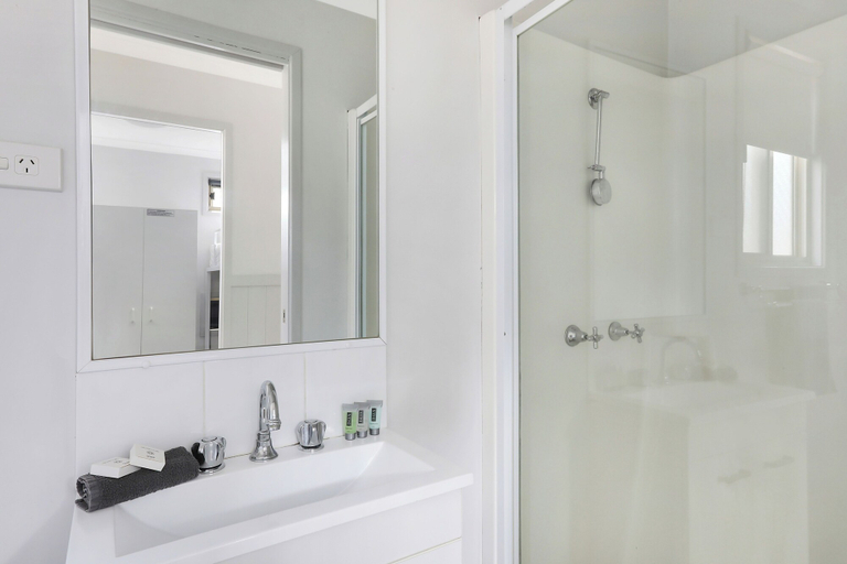 Bathroom 4, Reflections Copeton Waters - Holiday Park, Gwydir
