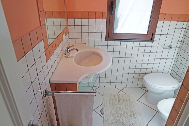 Bathroom 5, Villa Claudia, Salerno