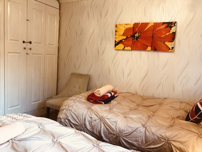 Bedroom 3, Centrally Located 4 Bedroom House, London