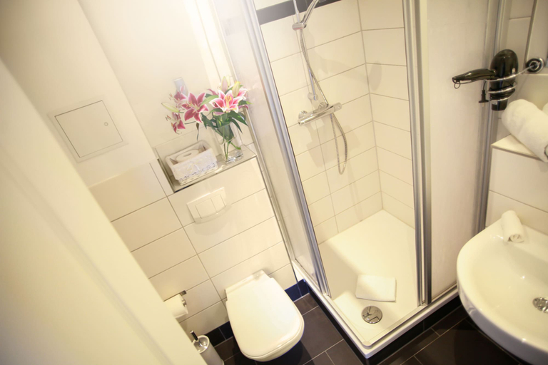 Bathroom 5, Hentschels Apartments, Leipzig