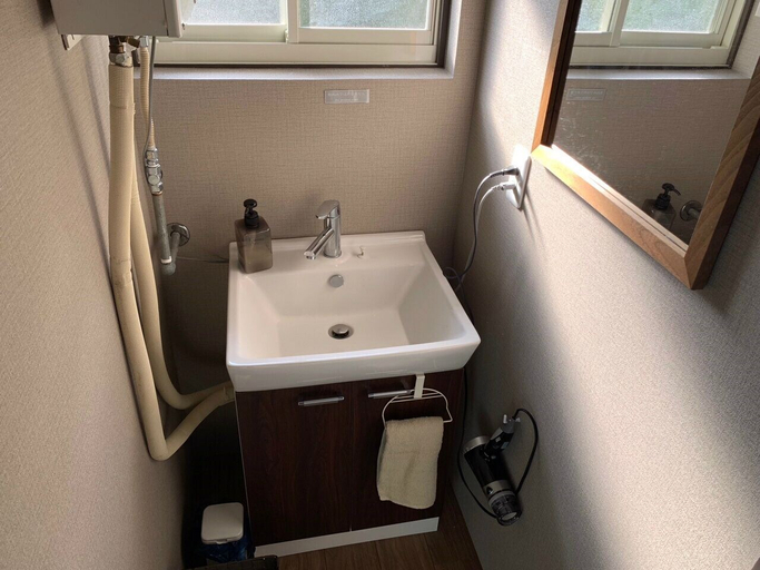 Bathroom 2, Green Room, Shima