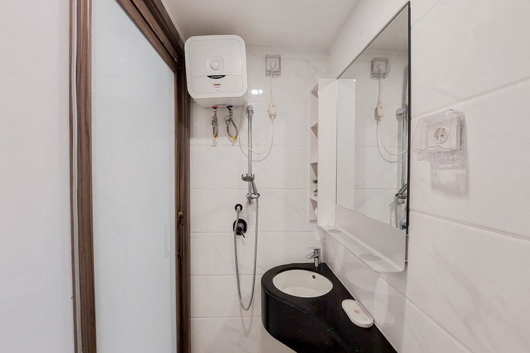 Bathroom 2, Spacious and Smart Studio Apartment at Sky House BSD, South Tangerang