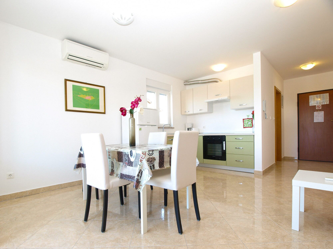 Others 5, Apartment 1932, Fažana