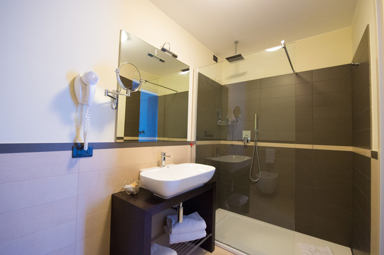 Bathroom 5, I Mulini Resort, Trapani